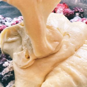 Zalewanie jeżyn ciastem