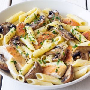 makaron z kurczakiem i pieczarkami