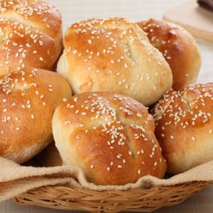 domowe bułeczki z sezamem