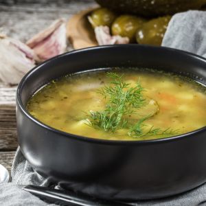 sok z kiszonych ogórków do ogórkowej