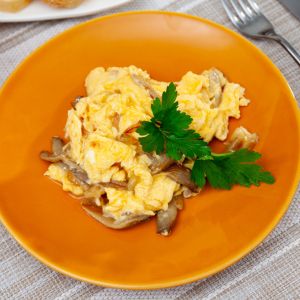 jajecznica z boczniakami