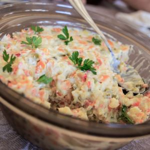 sałatka jarzynowa z obranym ogórkiem