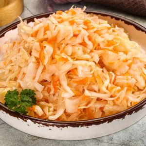 Surówka z kiszonej kapusty