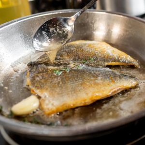 trik z kroplą i lustrem na smażenie ryb