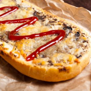 zapiekanka z pieczarkami i szynką