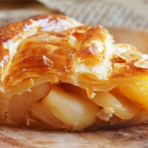 szybka szarlotka na cieście francuskim