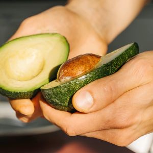 trik z mikrofalówką na zmiękczanie awokado