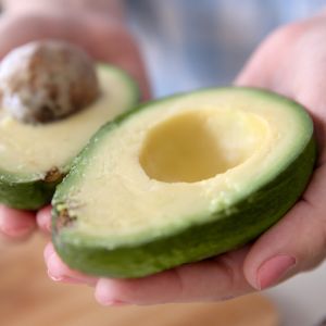 trik z oliwą na przechowywanie awokado