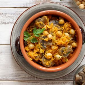 zasmażana kapusta z ciecierzycą i pieczarkami