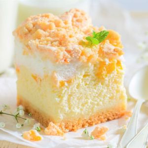 sernik z kruszonką i brzoskwiniami oraz bezą