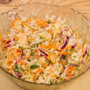 surówka z kiszonej kapusty po duńsku