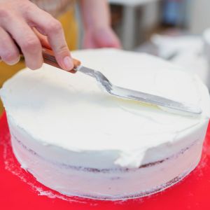 przekładanie ciasta kremem