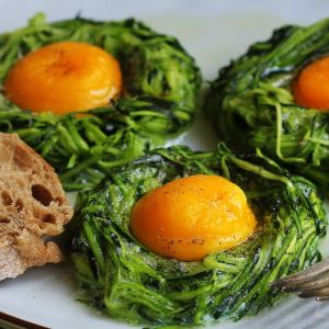 jajka w gniazdkach z agretti