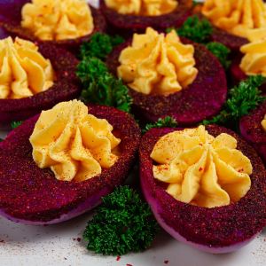 purpurowe jajka faszerowane