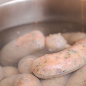 parzenie białej kiełbasy