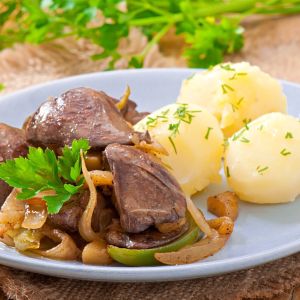 smażona wątróbka z cebulą i ziemniakami