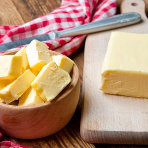masło na desce do krojenia