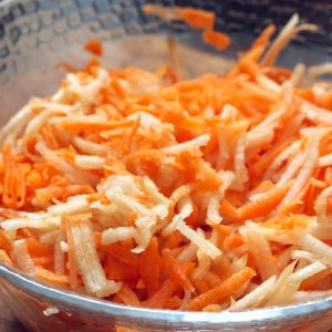 niemiecka surówka z marchewki i kalarepy