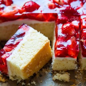 ciasto biszkoptowe z kremem jogurtowym, galaretką i owocami