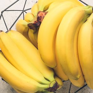 duży zapas bananów w kiściach