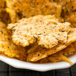 chipsy z białka i parmezanu