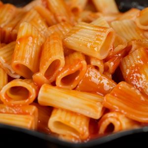 makaron w sosie pomidorowym