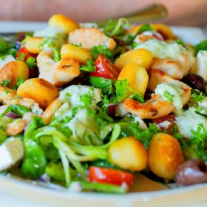 sałatka grillowa z gnocchi