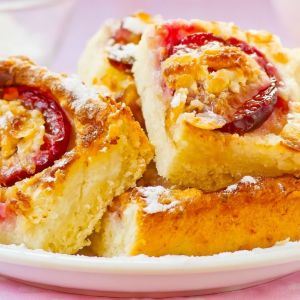 ciasto ryżowe ze śliwkami