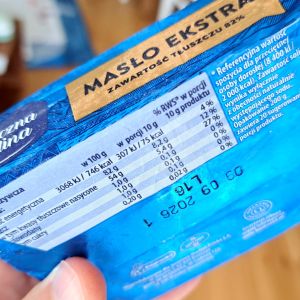 informacja o producencie na kostce masła
