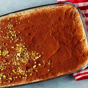 tiramisu z sezonowymi śliwkami