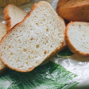 jak odświeżyć czerstwy chleb
