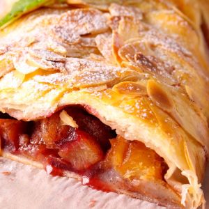 strudel z ciasta francuskiego ze śliwkami