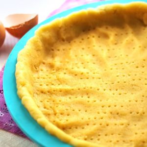 kruche ciasto pieczone na kamieniu do pizzy