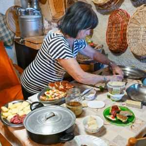 gotowanie potrawy ze skórką sera