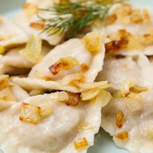 jesienne pierogi z grochem i ziemniakami