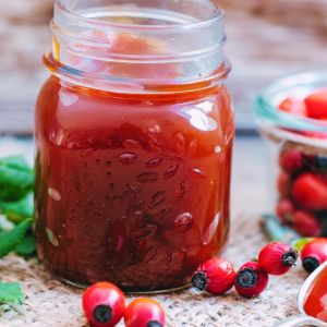 Konfitura z dzikiej róży bez drylowania