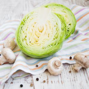 młoda kapusta z pieczarkami