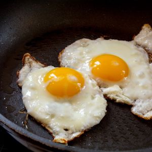 jajka sadzone na śmietanie