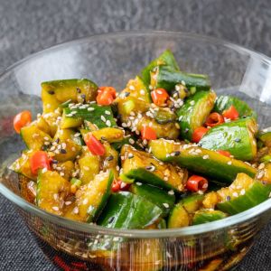 sałatka z ogórków na ostro