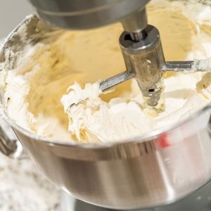 krem maślany z syropem cukrowym