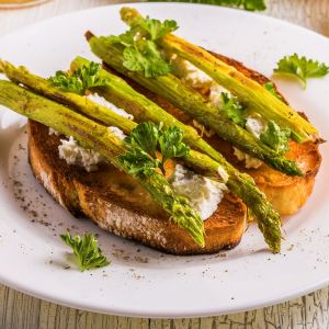 bruschetta ze szparagami