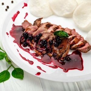 karkówka z czarnymi porzeczkami