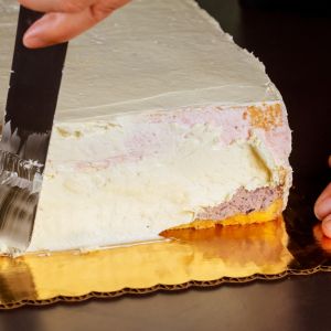 przekładanie tortu kremem