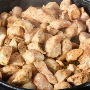 smażenie piersi z kurczaka