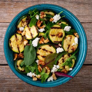 sałatka z grillowaną cukinią