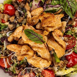 sałatka z grillowanym kurczakiem