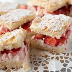 ciasto z truskawkami na biszkopcie
