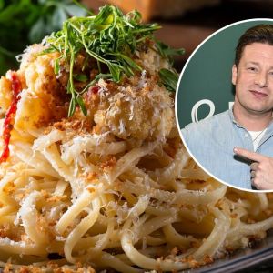 makaron z sosem kalafiorowym z przepisu Jamie Olivera