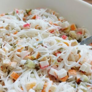 Sałatka z makaronem ryżowym i paluszkami krabowymi