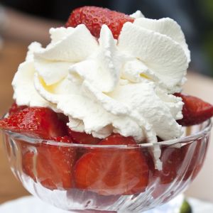 bita śmietana z truskawkami